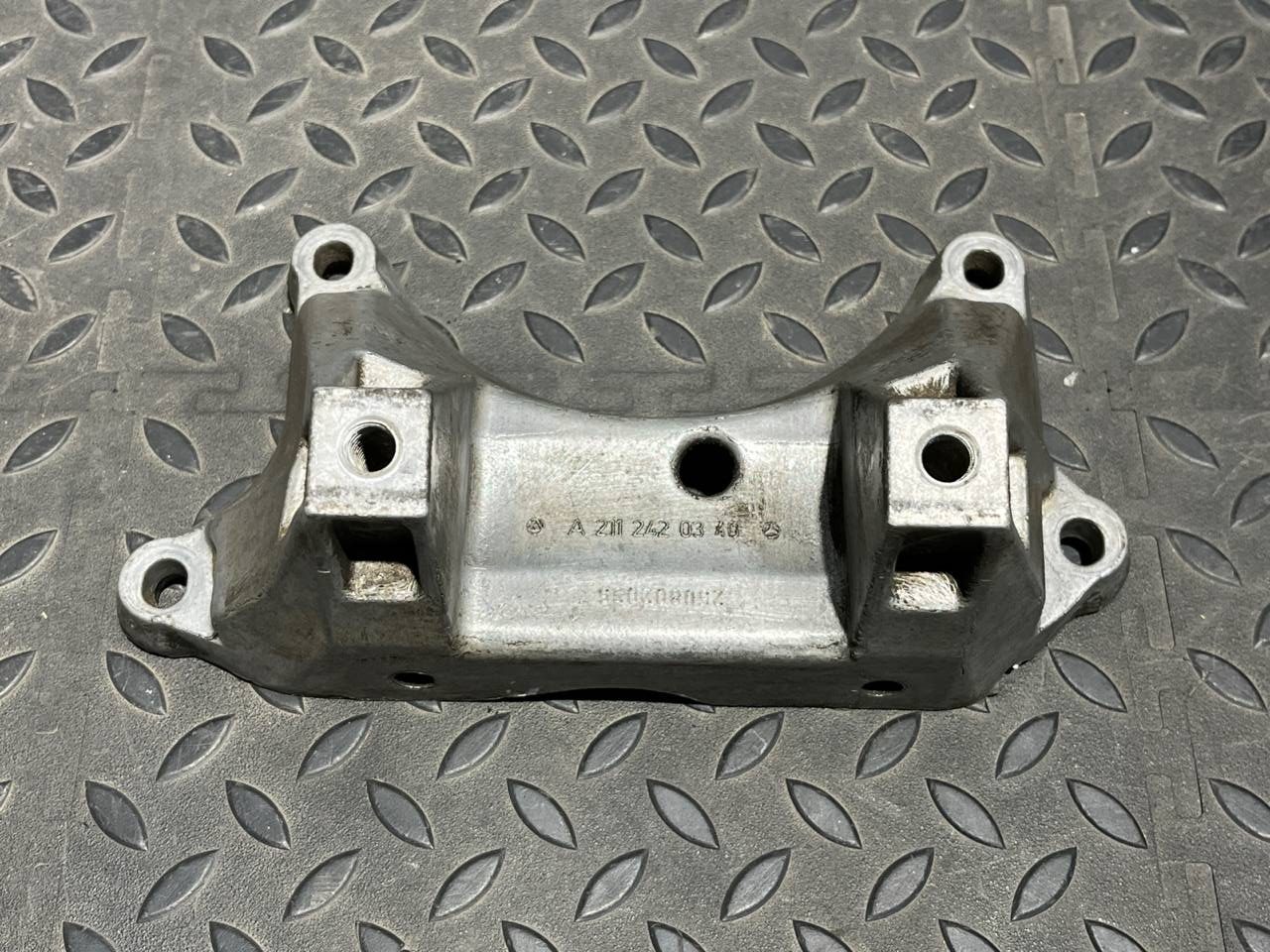 Кронштейн КПП Mercedes E/W211 2002-2009