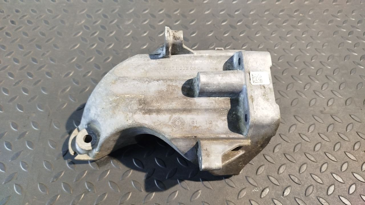 Кронштейн двигателя Mercedes C/W204 2006-2015