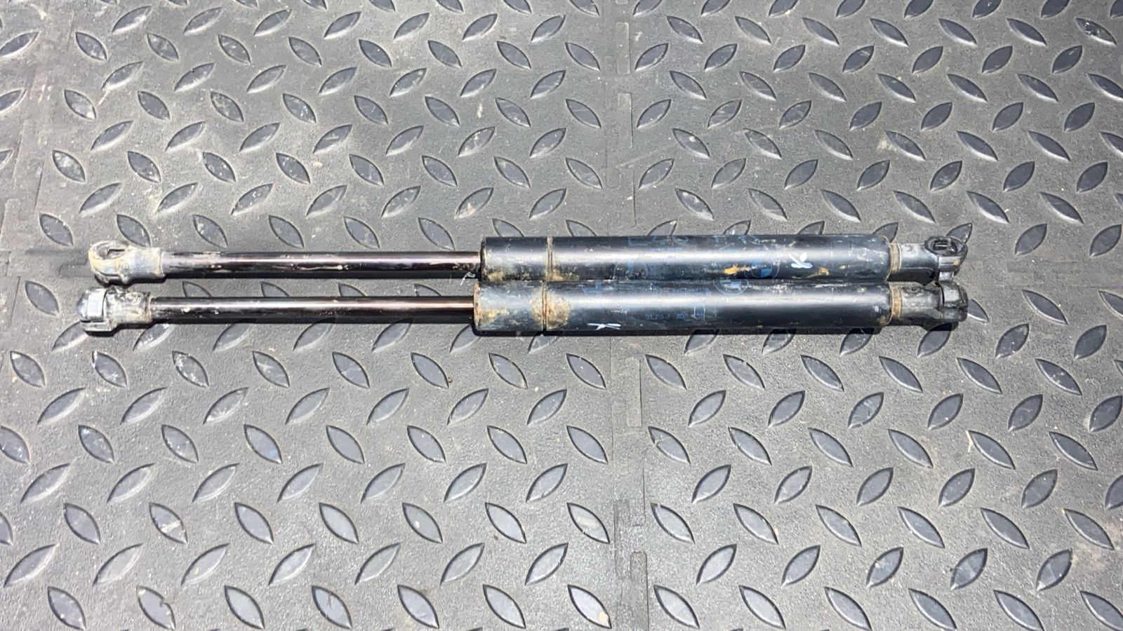 Амортизатор капота BMW 3/E46 1998-2007