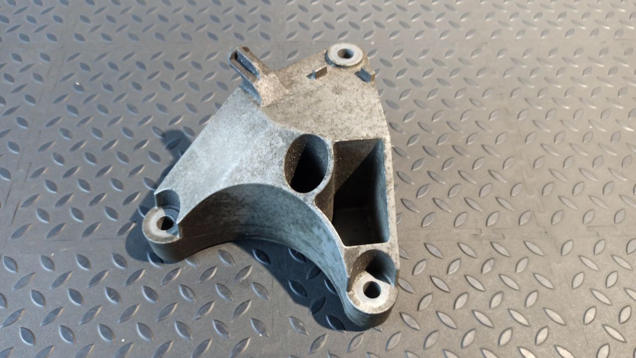 Кронштейн двигателя Opel Vectra/C 2002-2008