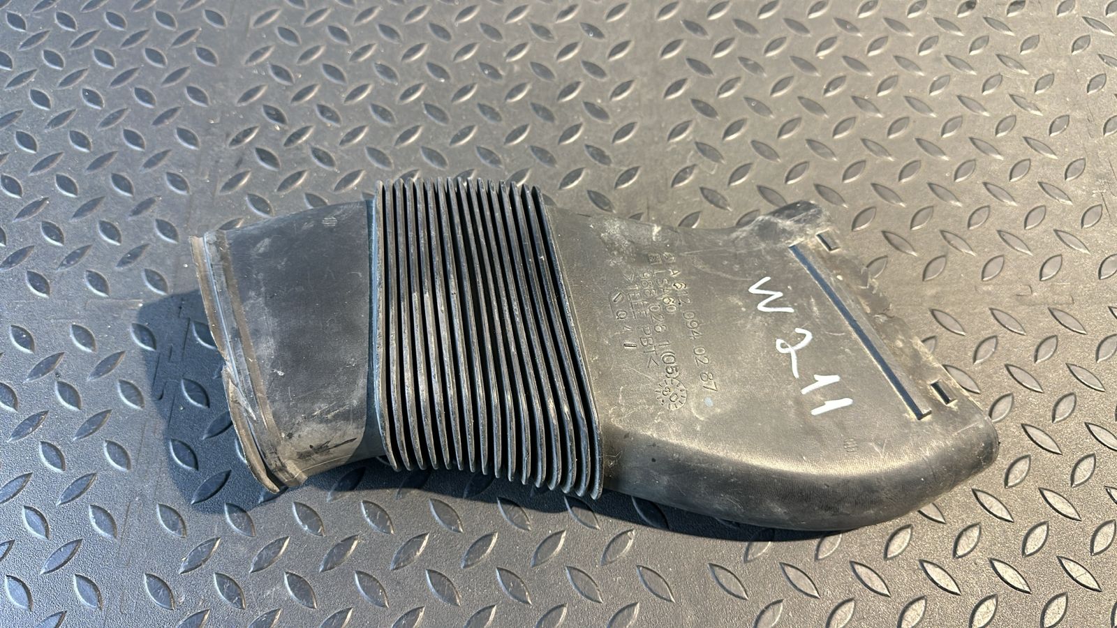 Патрубок воздушного фильтра Mercedes E/W211 2002-2009