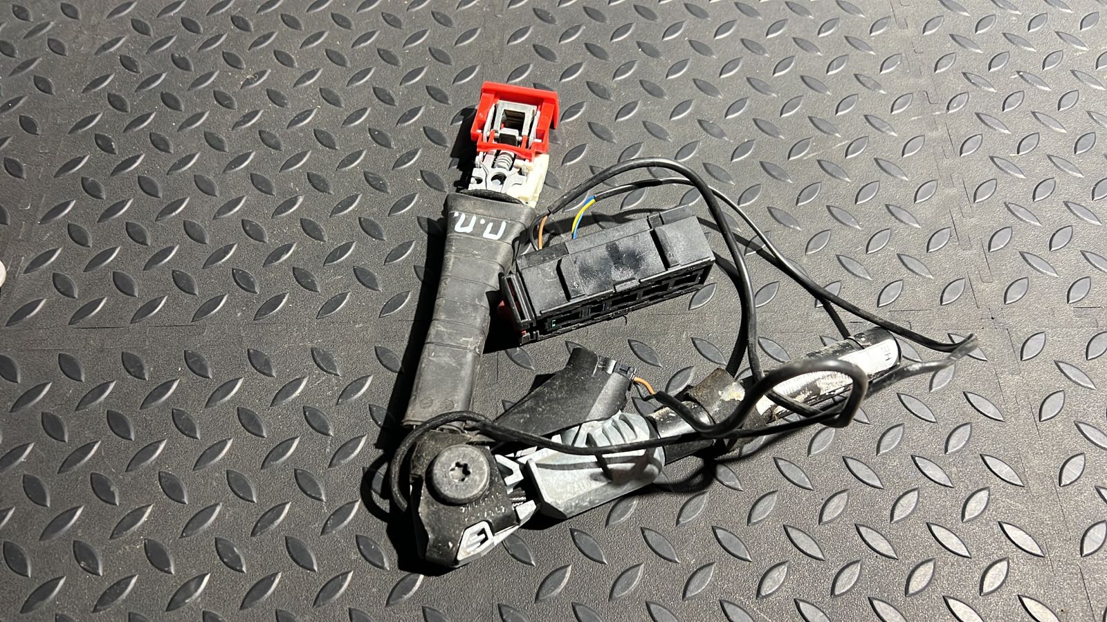 Ответная часть ремня безопасности передняя правая Opel Corsa/D 2006-2014