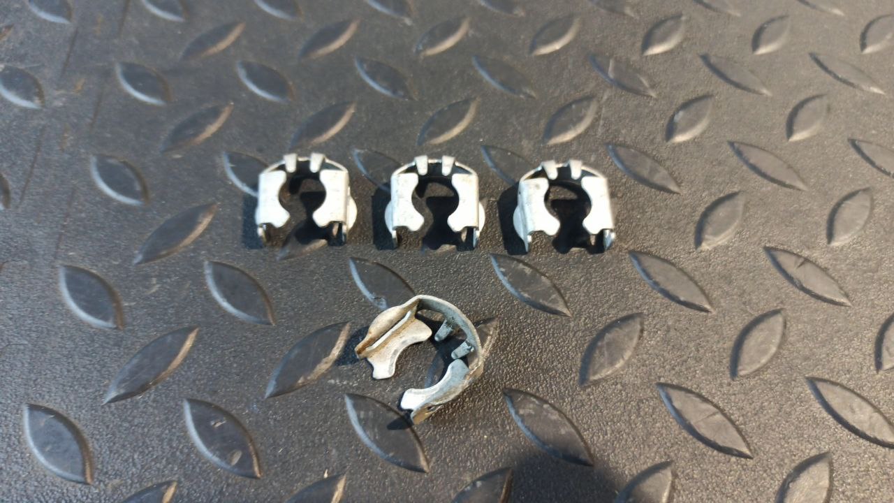 Скоба топливной форсунки Opel Astra/H 2004-2014