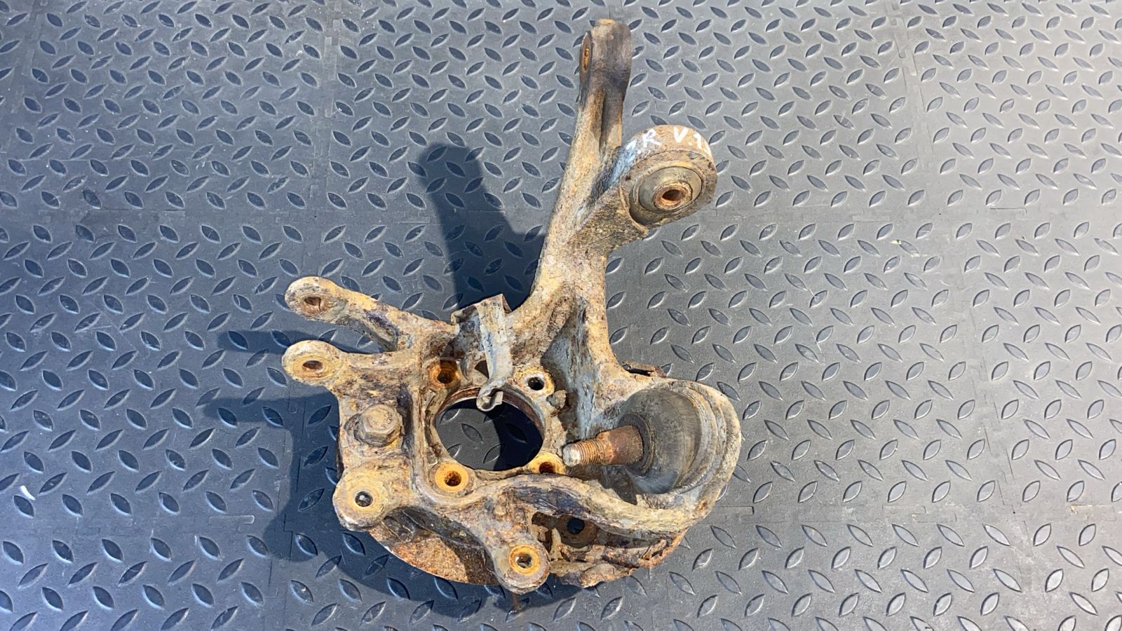 Кулак поворотный задний правый Toyota Avensis/2 2003-2009