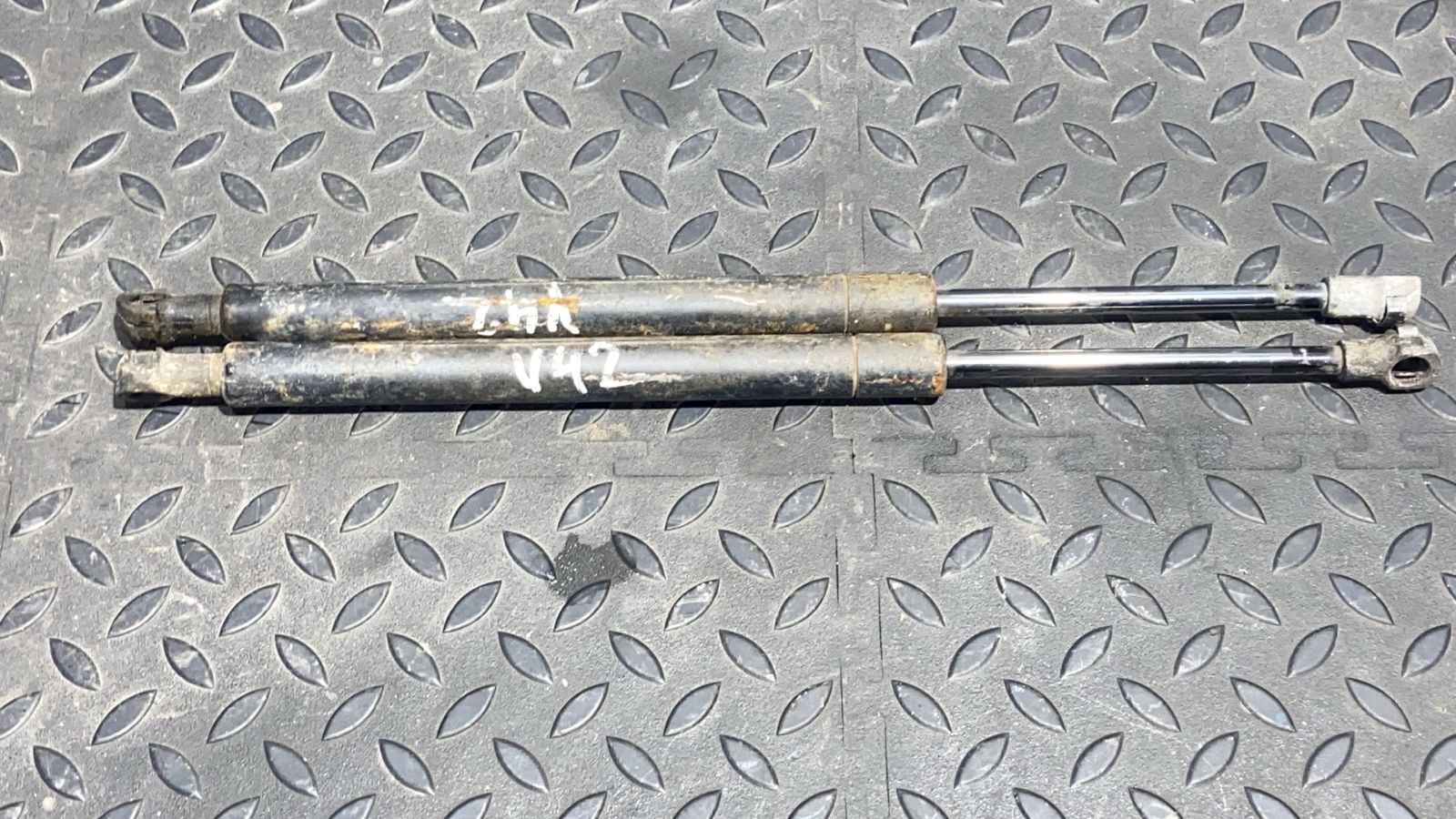 Амортизатор крышки багажника BMW 3/E46 1998-2007