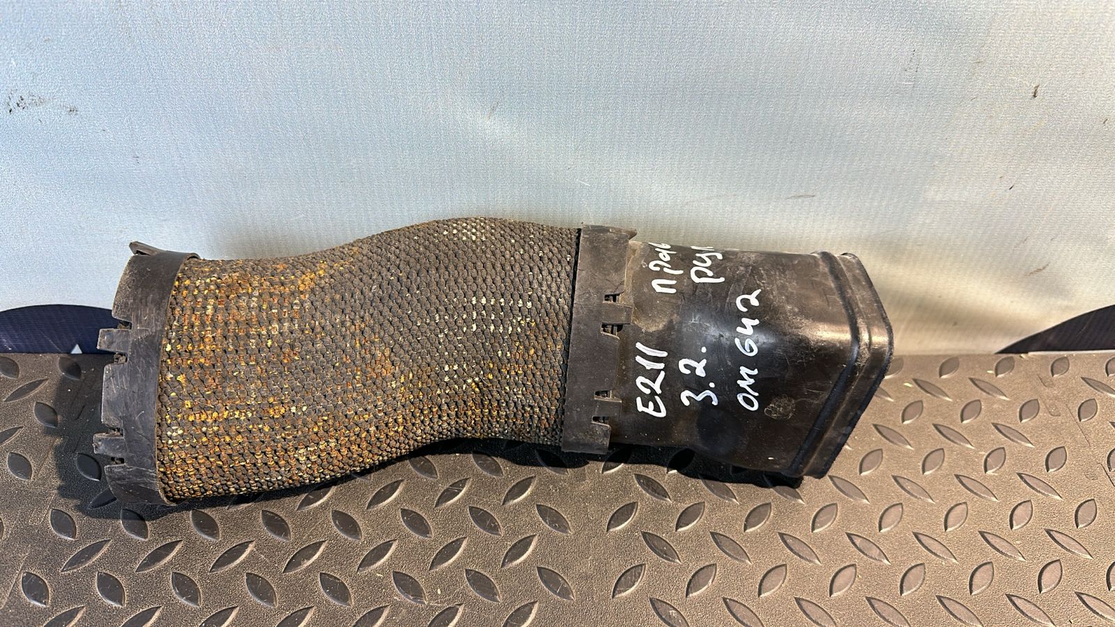 Патрубок воздушного фильтра Mercedes E/W211 2002-2009