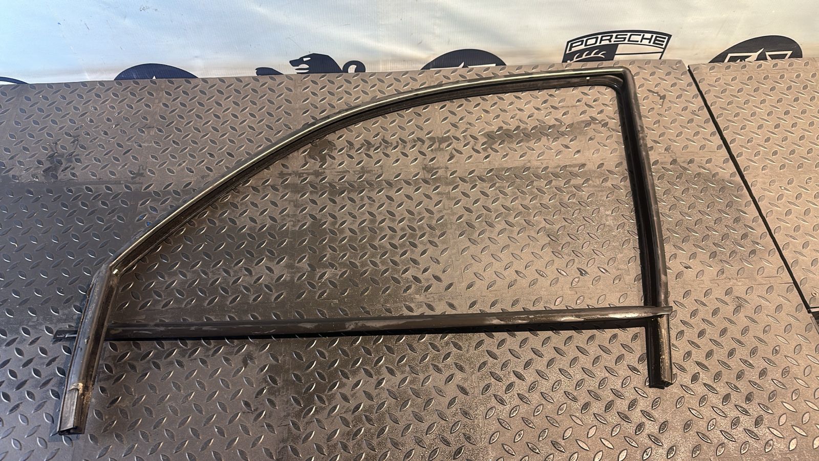 Уплотнитель двери передний левый Volkswagen Golf/4 1997-2006