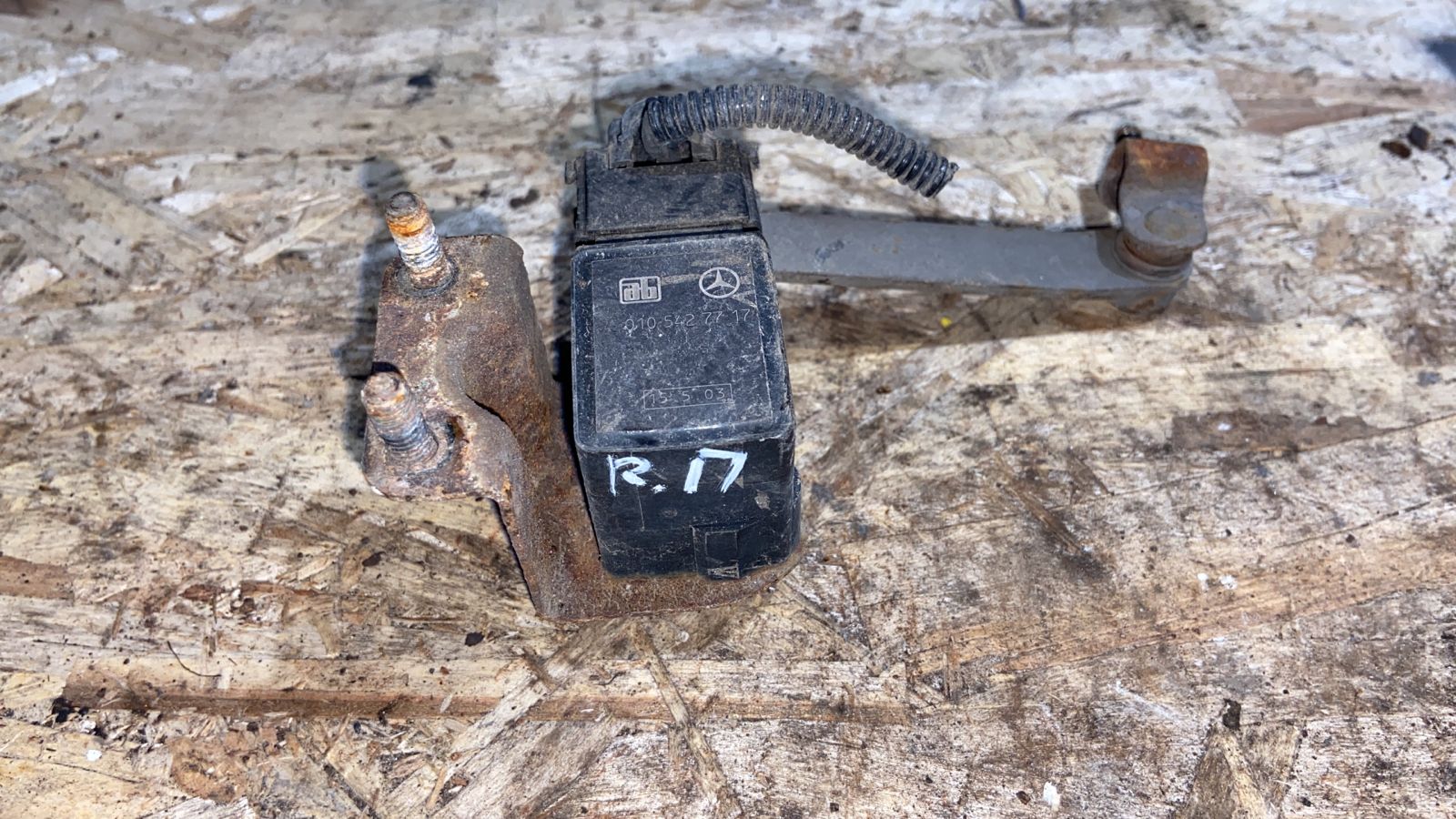 Датчик положения кузова Mercedes E/W211 2002-2009