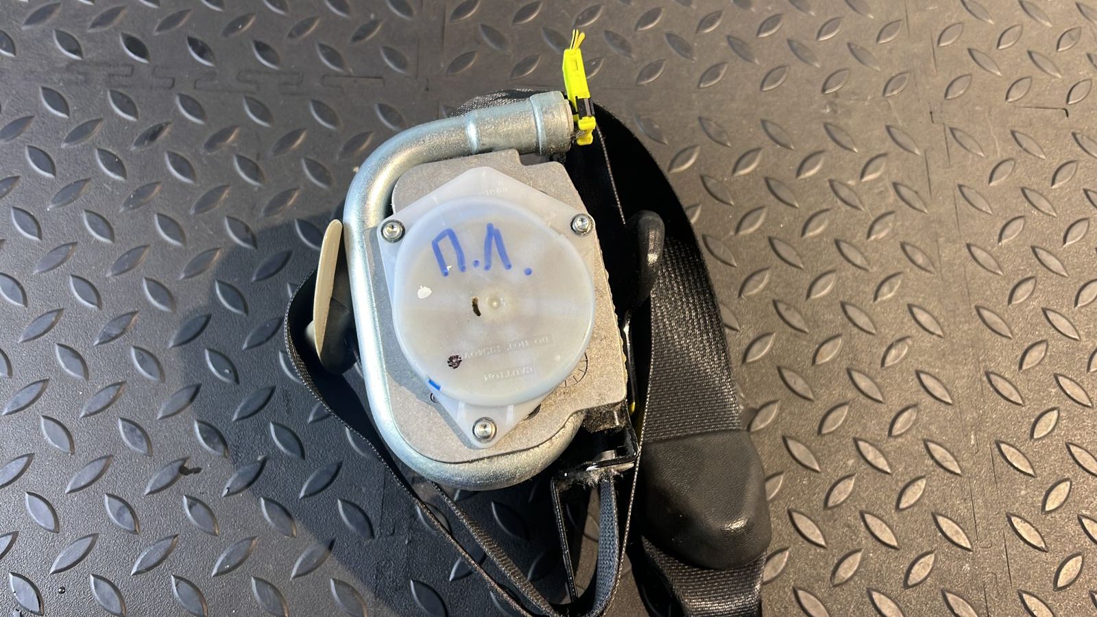 Ремень безопасности передний левый Toyota Avensis/2 2003-2009