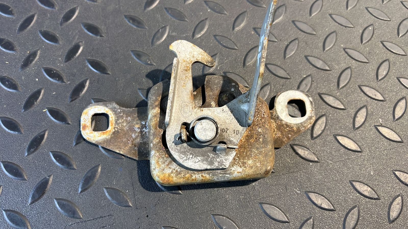 Замок капота Renault Logan 2004-2015