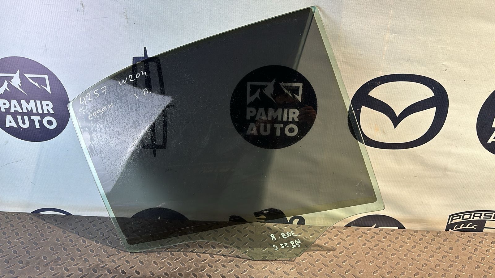 Стекло двери заднее правое Mercedes C/W204 2006-2015