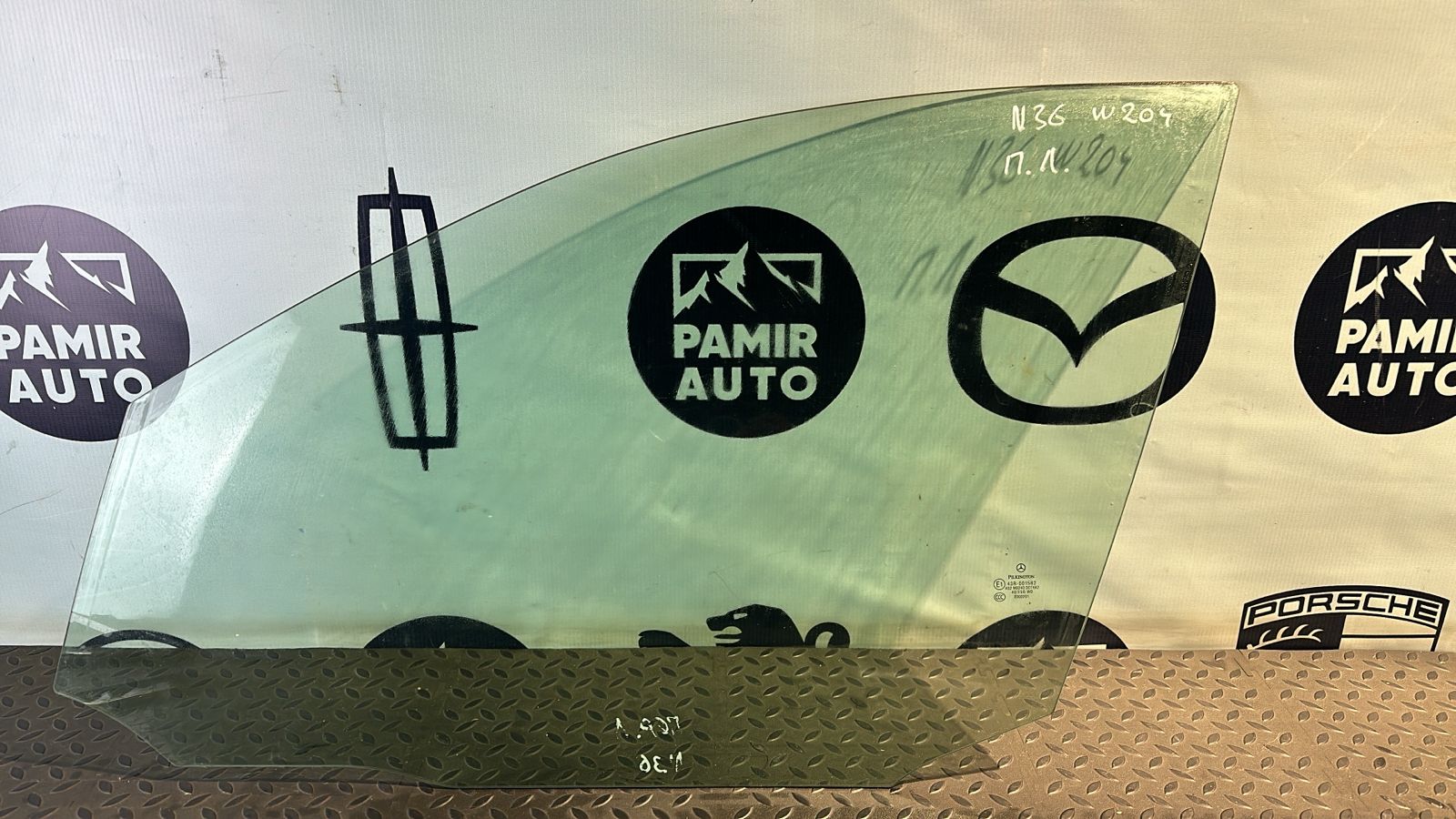 Стекло двери переднее левое Mercedes C/W204 2006-2015