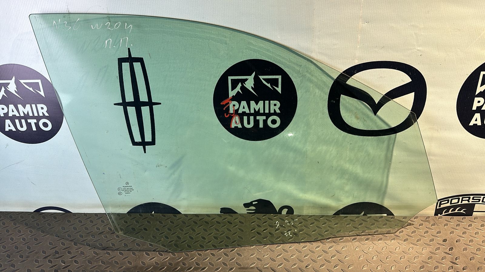 Стекло двери переднее правое Mercedes C/W204 2006-2015