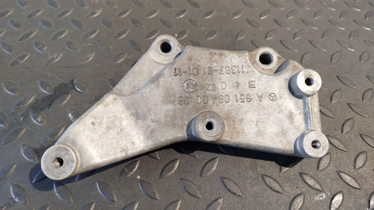 Кронштейн впускного коллектора Mercedes C/W204 2006-2015