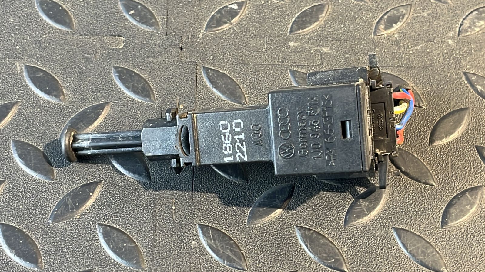 Датчик включения стопсигнала Volkswagen Golf/4 1997-2006