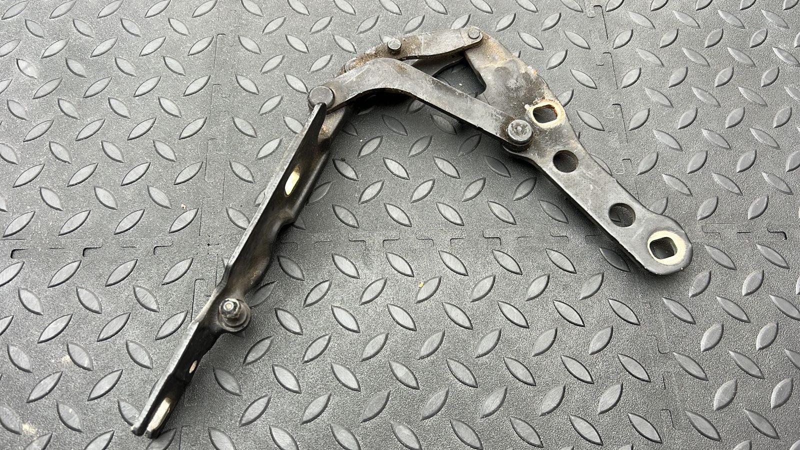 Петля капота правая BMW 3/E46 1998-2007