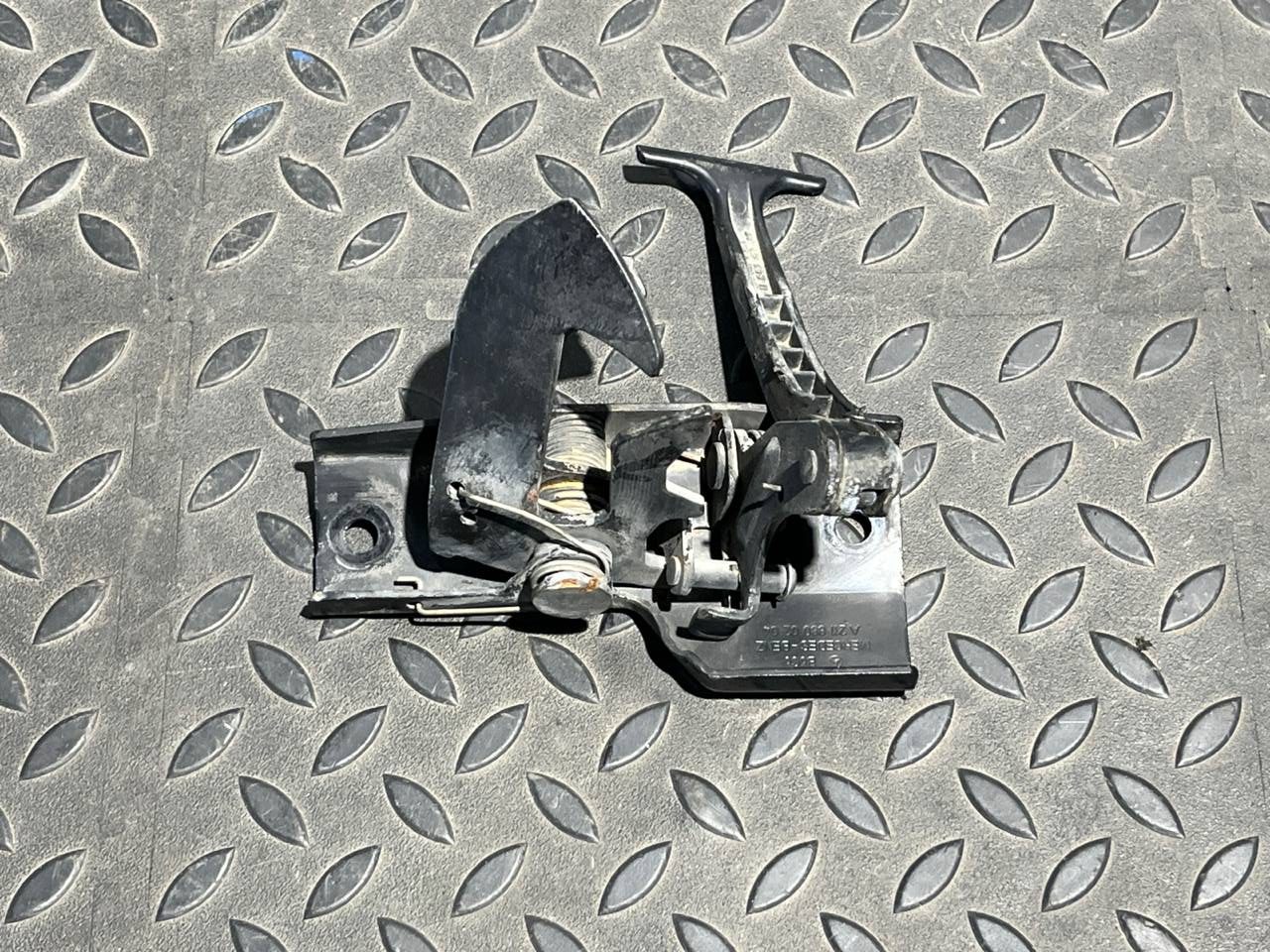 Замок капота Mercedes E/W211 2002-2009