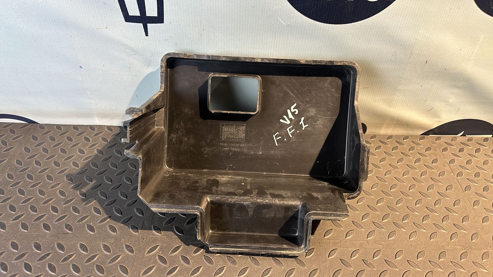 Крышка АКБ Ford Focus 1998-2007