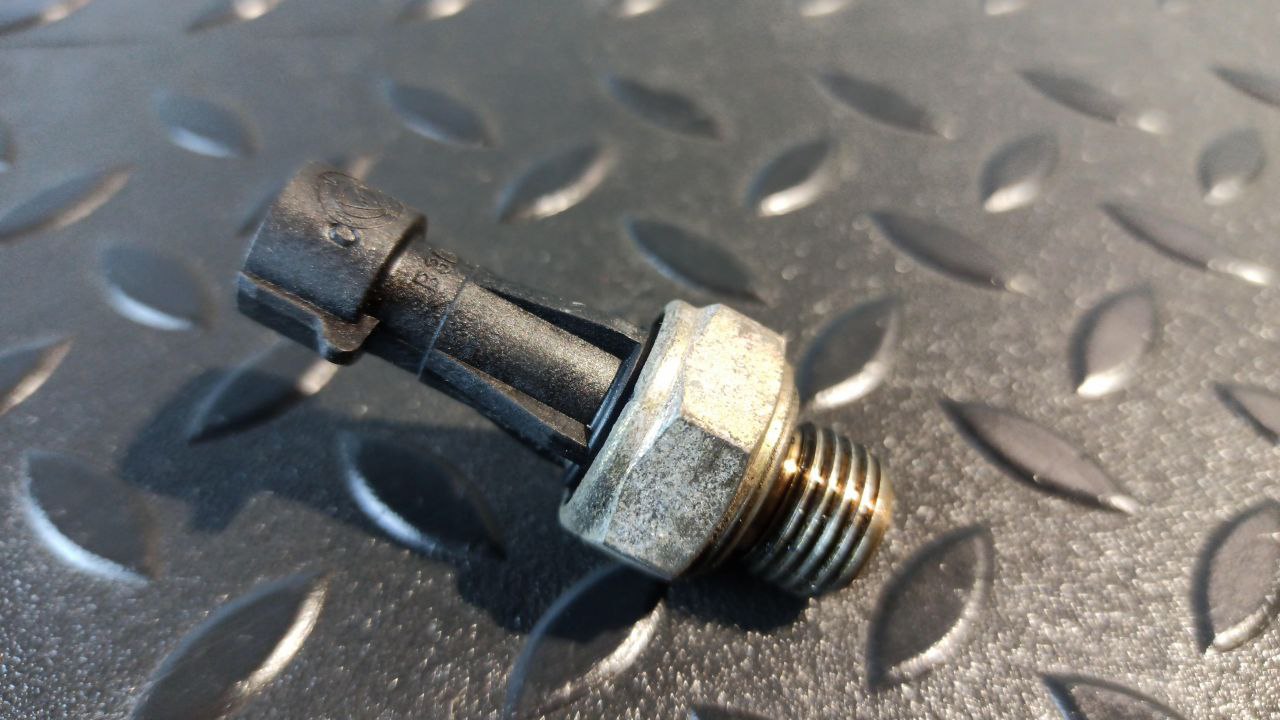 Датчик давления масла Opel Zafira/B 2005-2014