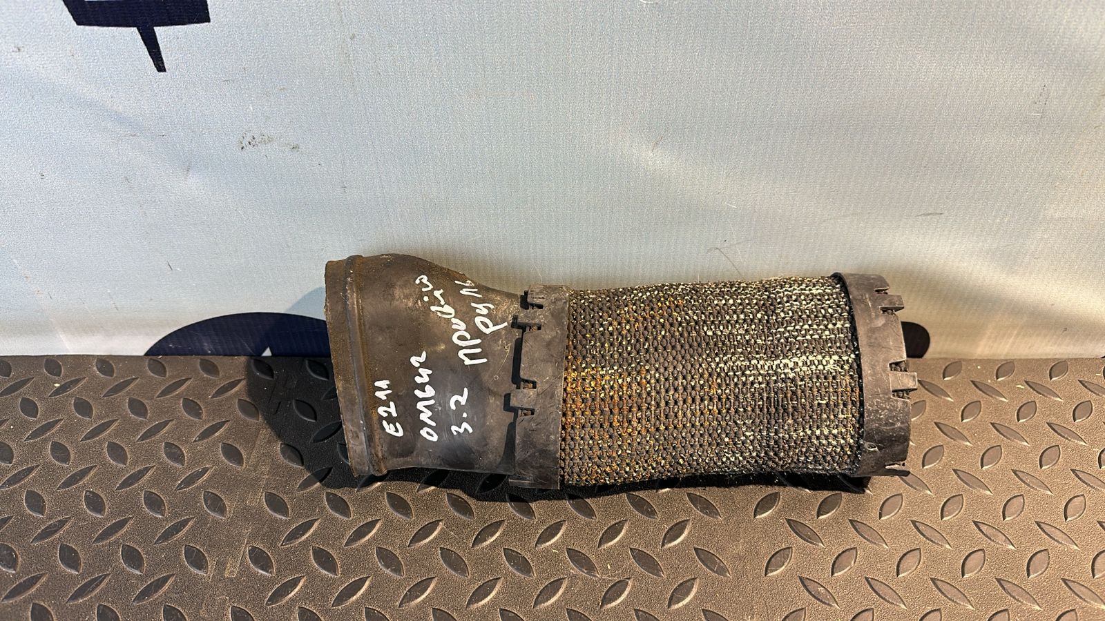 Патрубок воздушного фильтра Mercedes E/W211 2002-2009