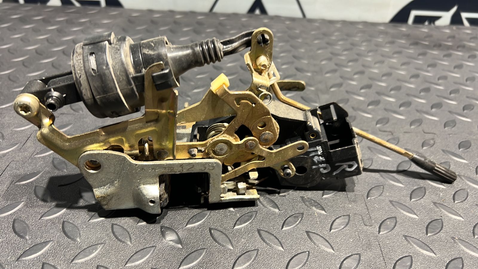 Замок двери передний правый Mercedes C/W202 1993-2001