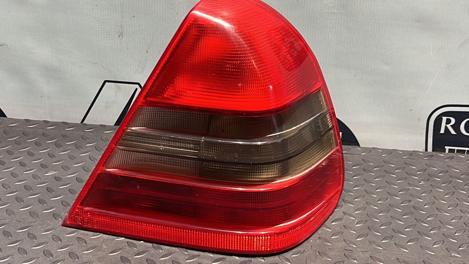 Фонарь задний правый Mercedes C/W202 1993-2001