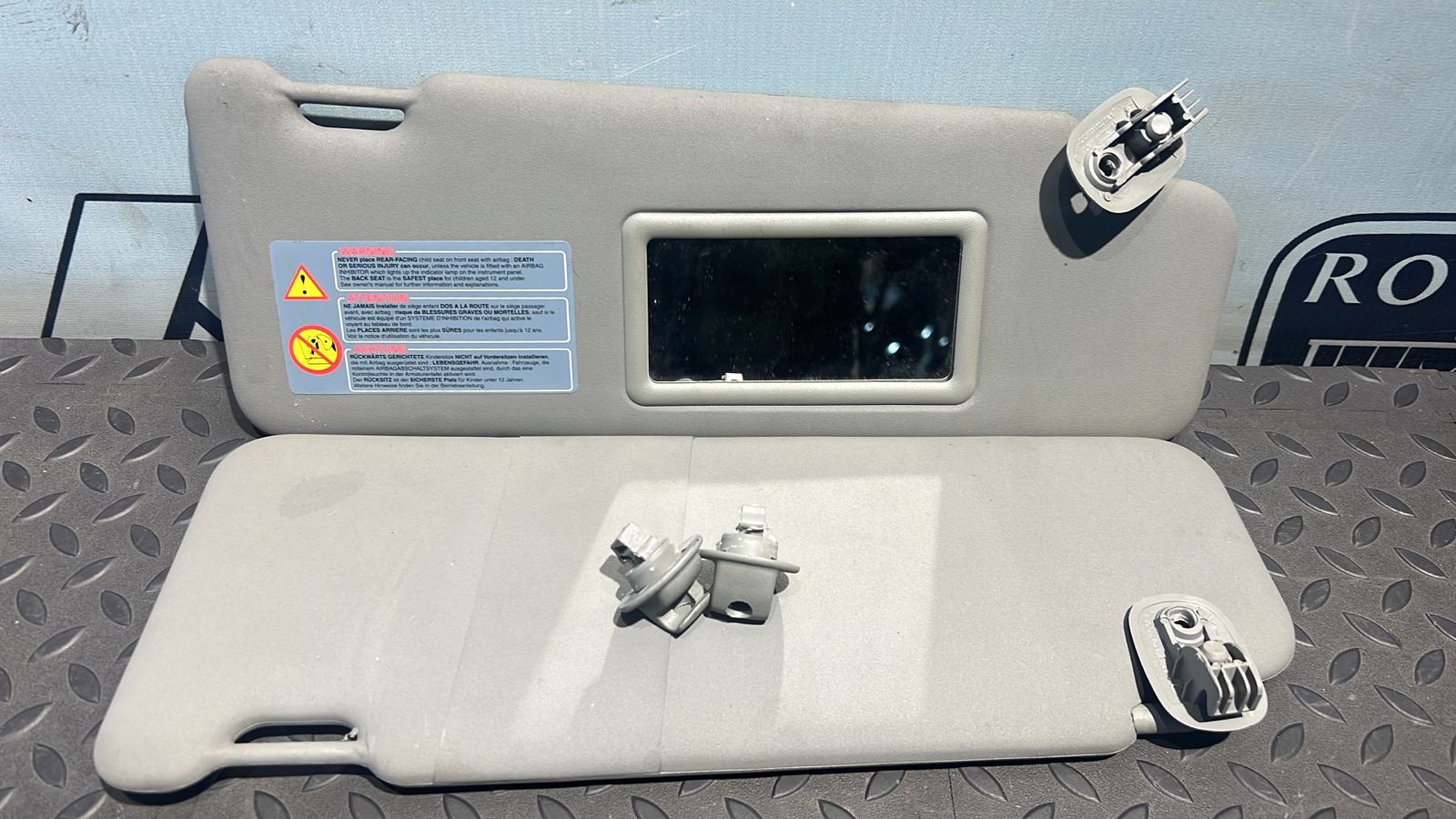 Крючок солнцезащитного козырька Renault Logan 2004-2015