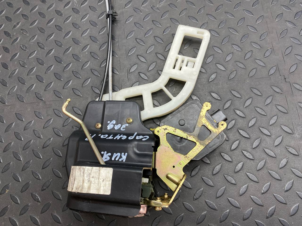 Замок двери задний правый Kia Sportage/2 2004-2010