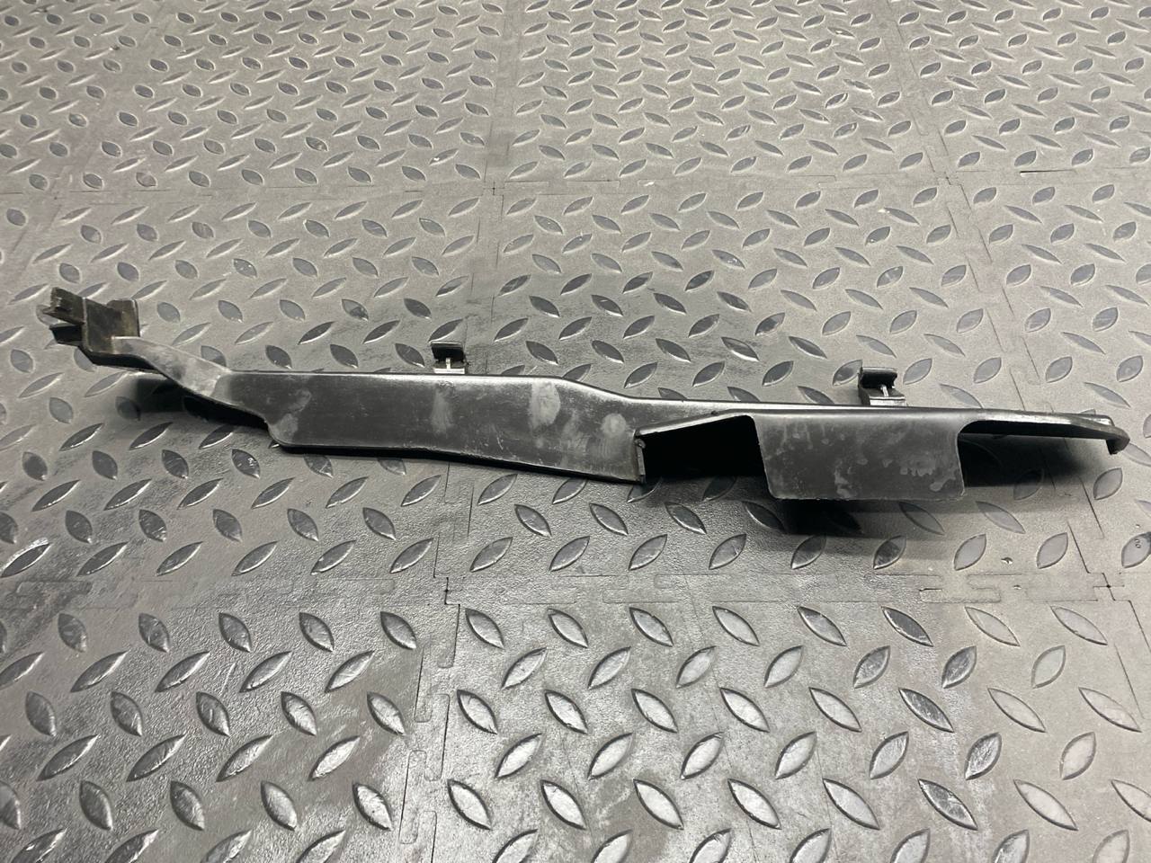 Кронштейн крепления крыла передний левый Mercedes C/W202 1993-2001 — изображение 2