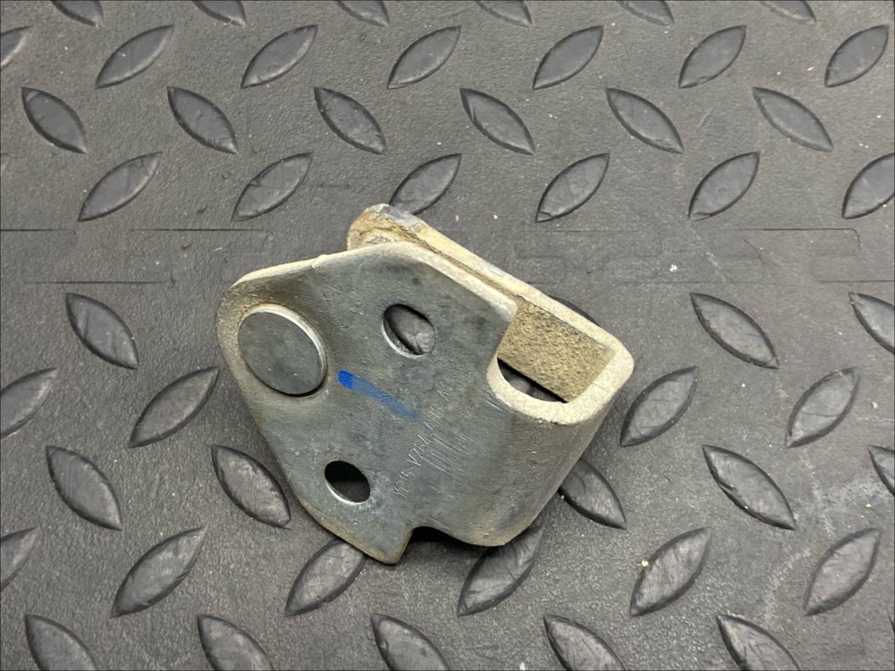 Ответная часть замка двери сдвижной Ford Transit 2000-2006