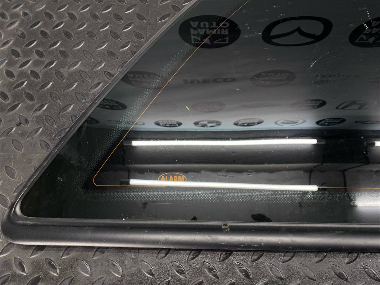 Стекло кузовное глухое заднее правое Opel Zafira/B 2005-2014 — изображение 2