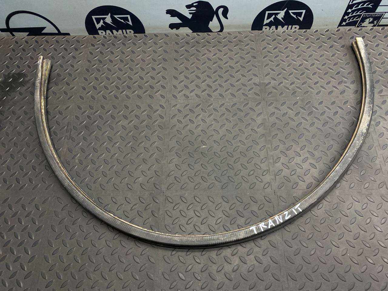 Уплотнитель капота Ford Transit 2000-2006