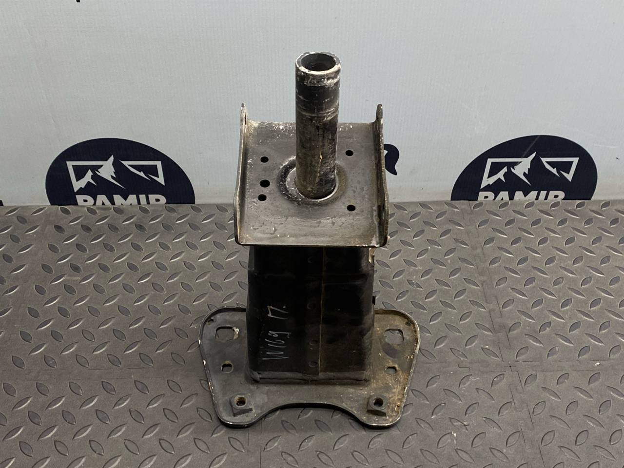 Кронштейн усилителя бампера передний правый Mercedes M/W164 2005-2011 — изображение 2