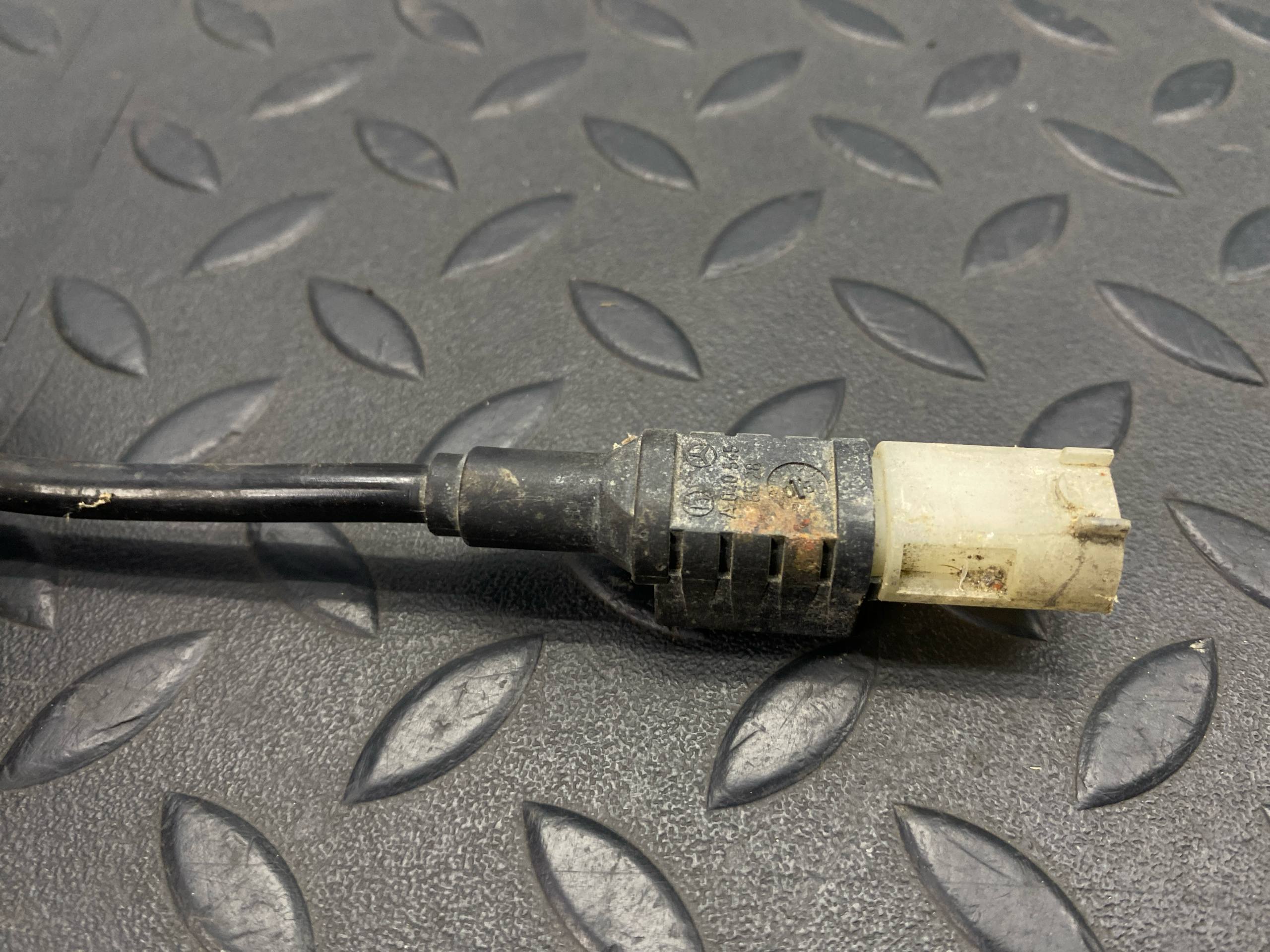 Проводка датчика износа колодок Mercedes E/W211 2002-2009 — изображение 2