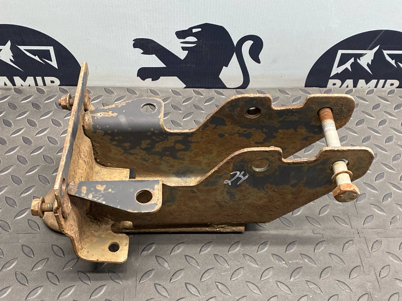 Кронштейн усилителя бампера задний левый Ford Transit 2006-2013 — изображение 2