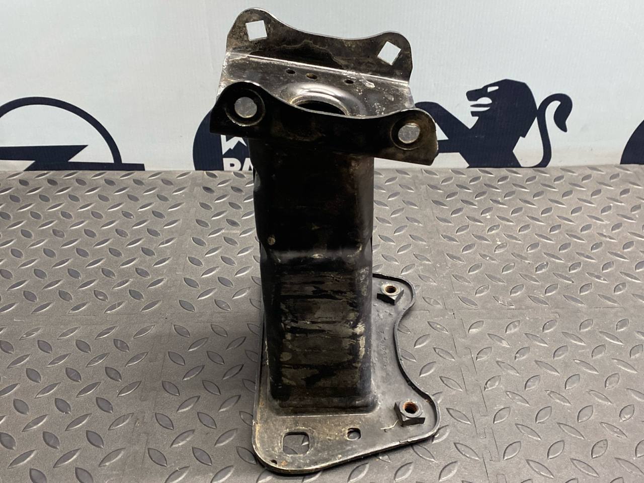 Кронштейн усилителя бампера передний левый Mercedes M/W164 2005-2011 — изображение 2