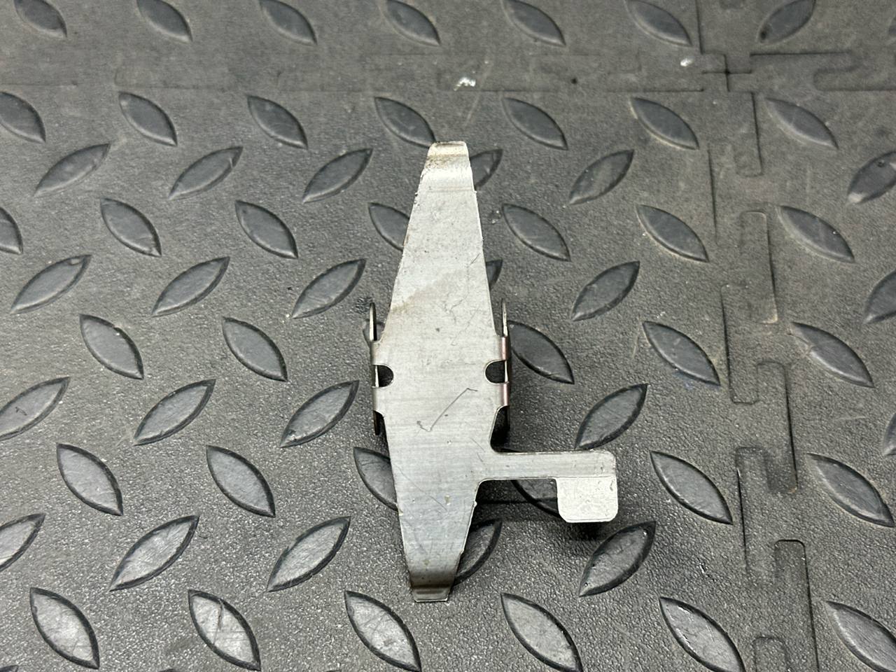 Кронштейн датчика положения коленвала Opel Movano/A 2003-2010 — изображение 2