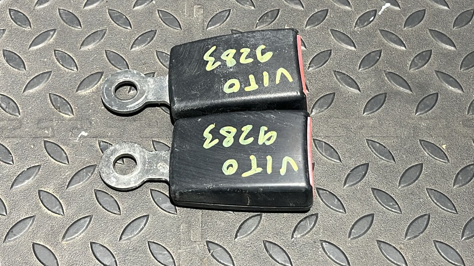 Ответная часть ремня безопасности передняя Mercedes Vito/W639 2003-2014