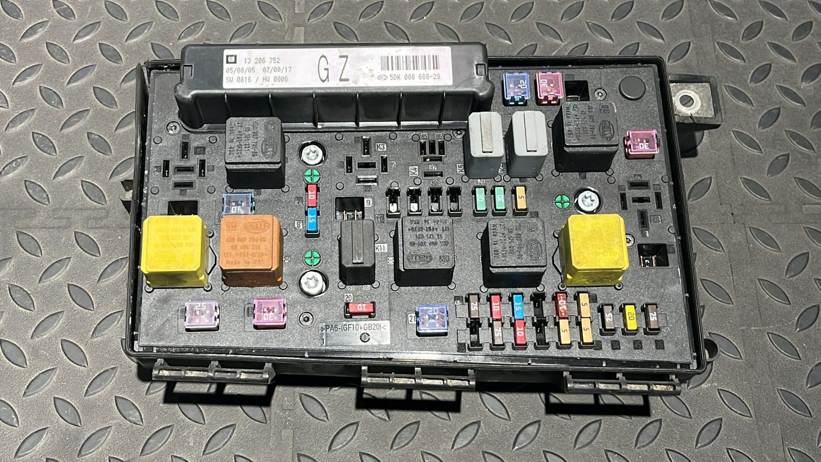 Блок предохранителей Opel Astra/H 2004-2014