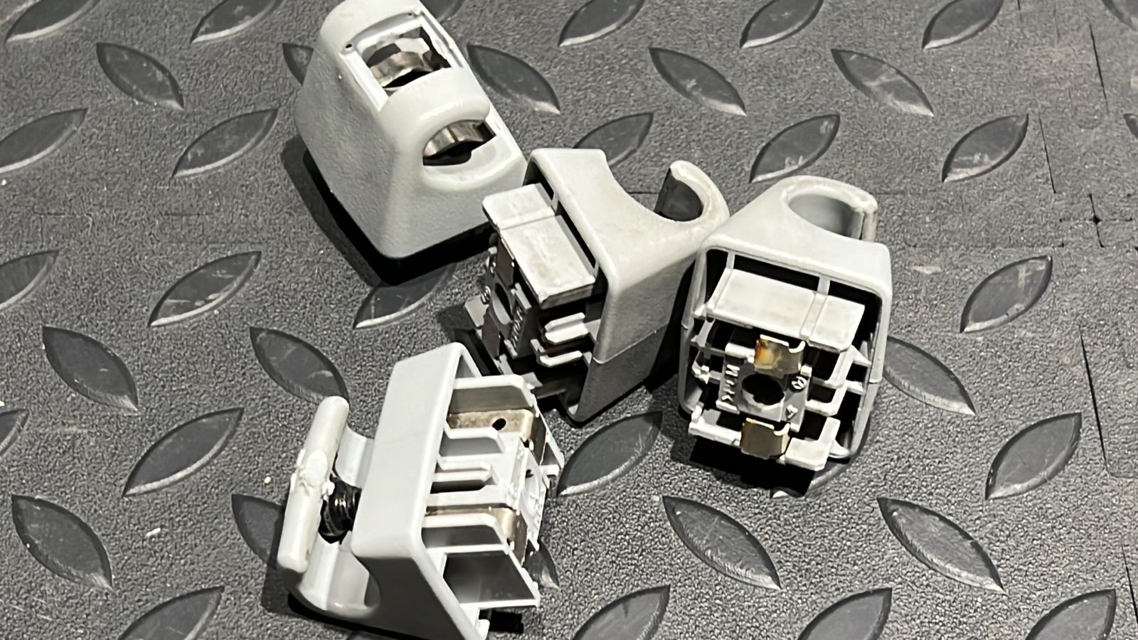 Крючок солнцезащитного козырька Mercedes C/W203 2000-2008