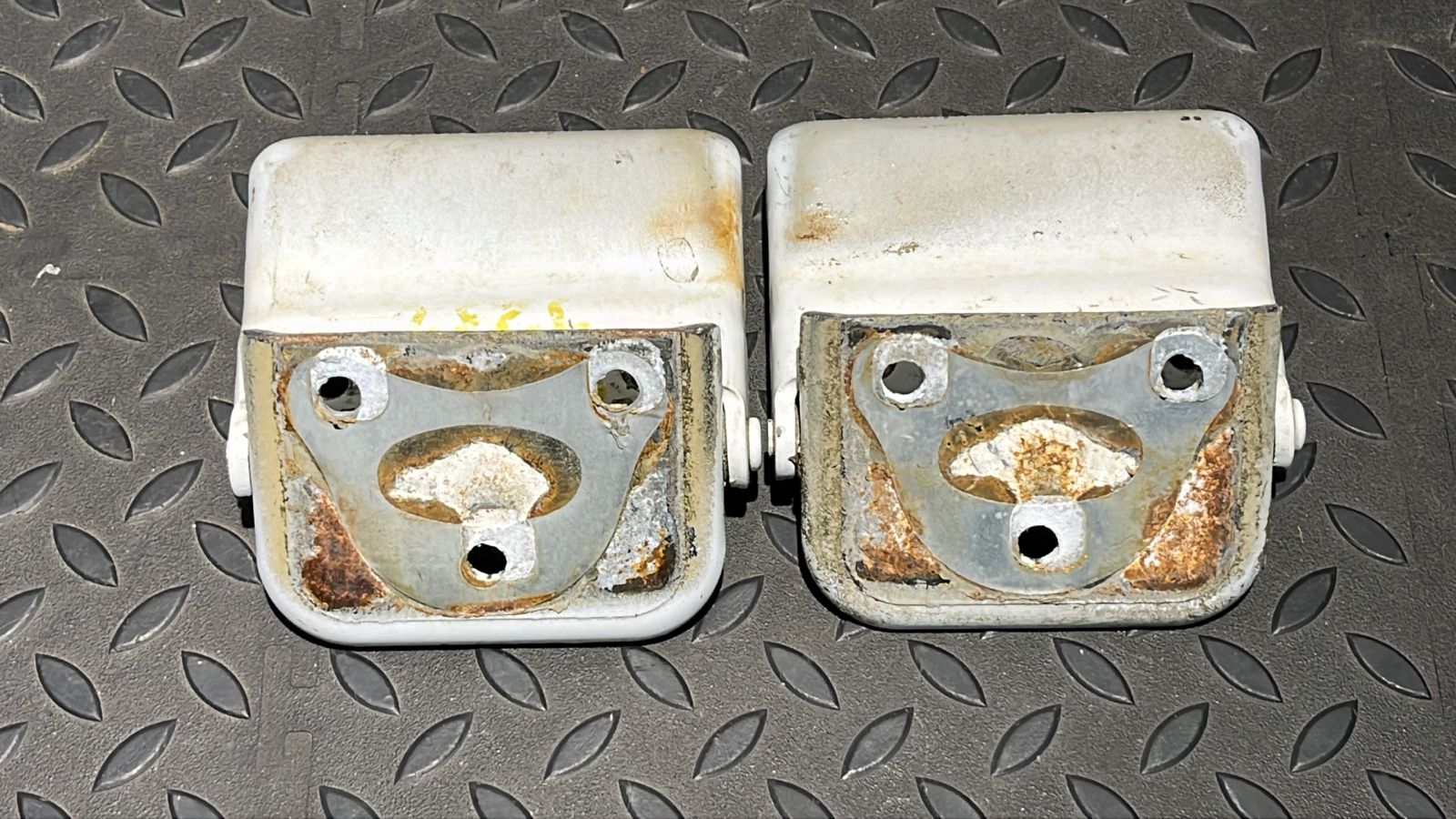 Петля двери багажника Mercedes Vito/W639 2003-2014