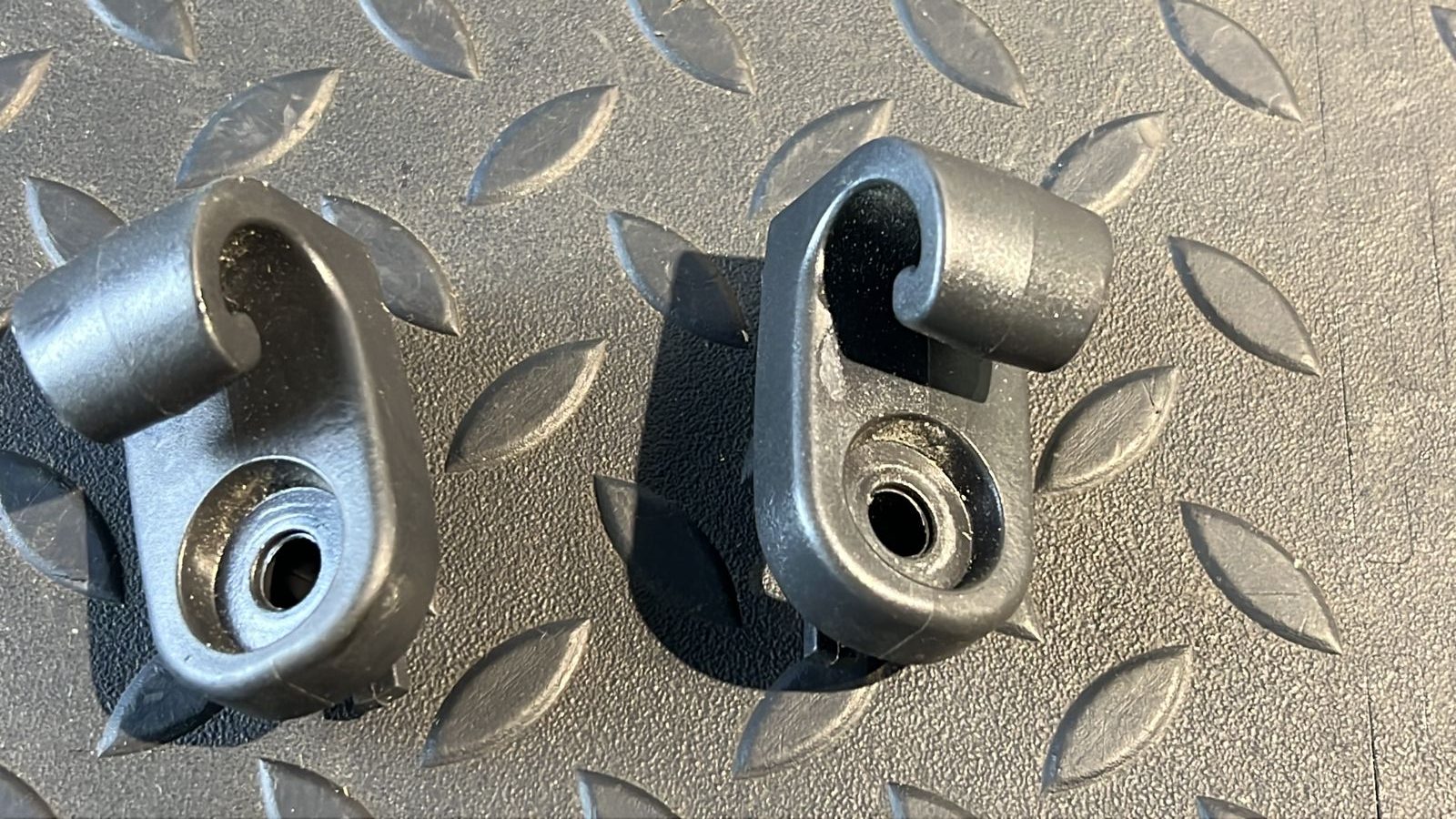 Крючок багажника Toyota Avensis/2 2003-2009