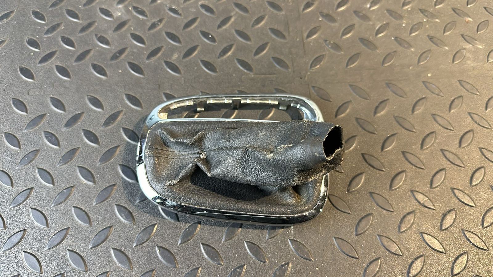 Кожух рычага стояночного тормоза Mercedes C/W203 2000-2008