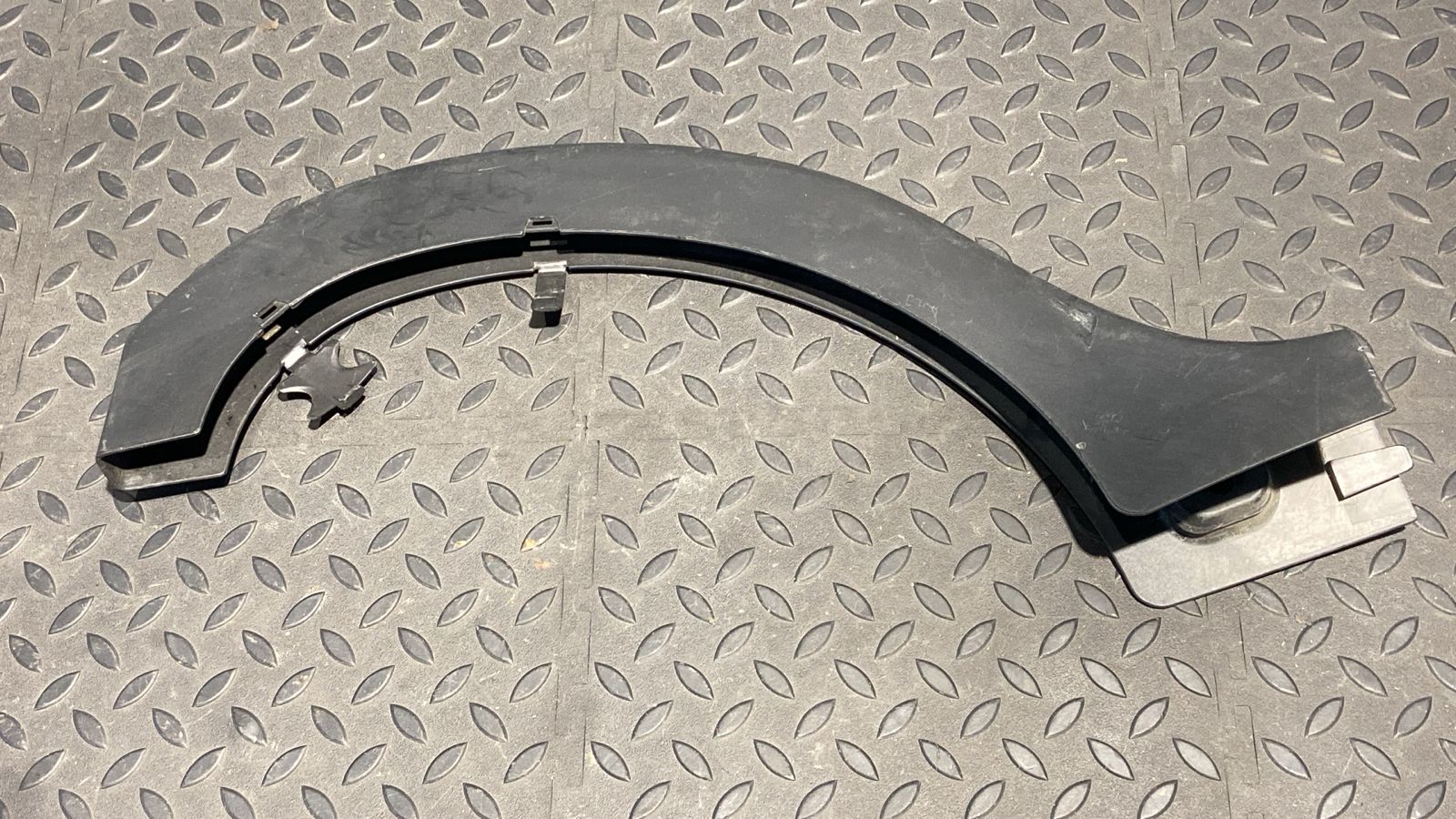 Накладка петли багажника левая Mercedes E/W211 2002-2009