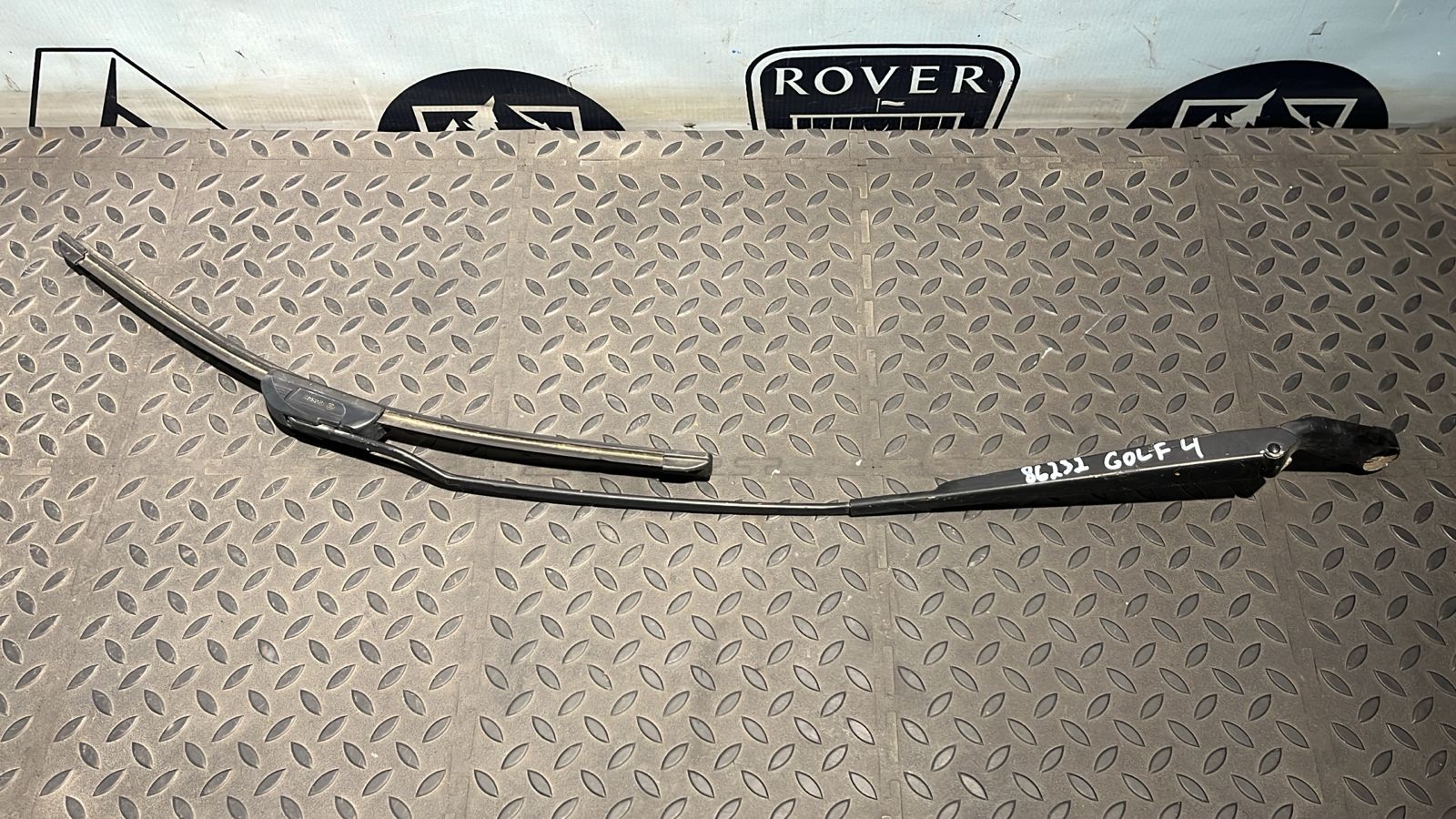 Поводок стеклоочистителя правый Volkswagen Golf/4 1997-2006