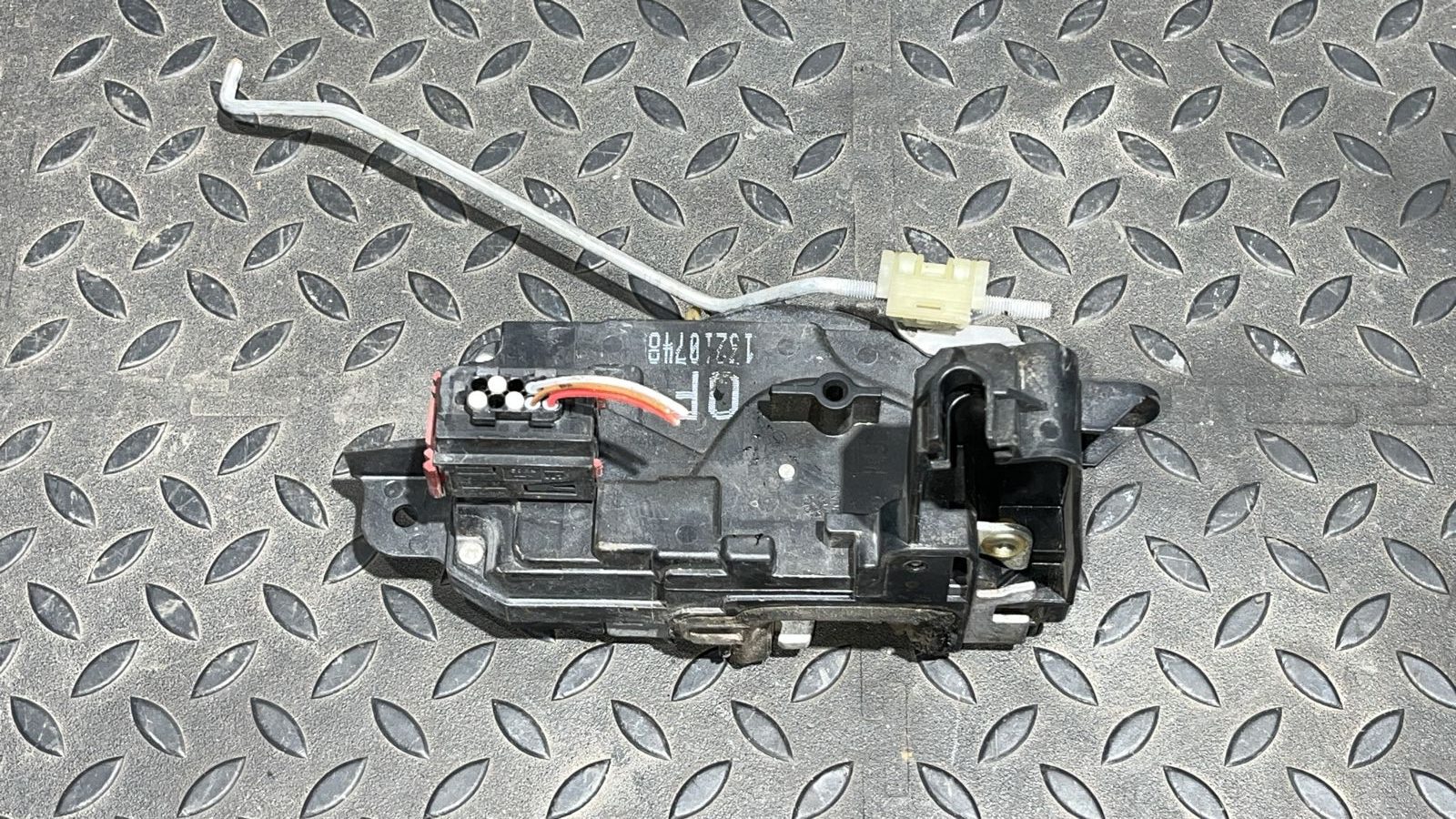 Замок двери передний левый Opel Astra/H 2004-2014