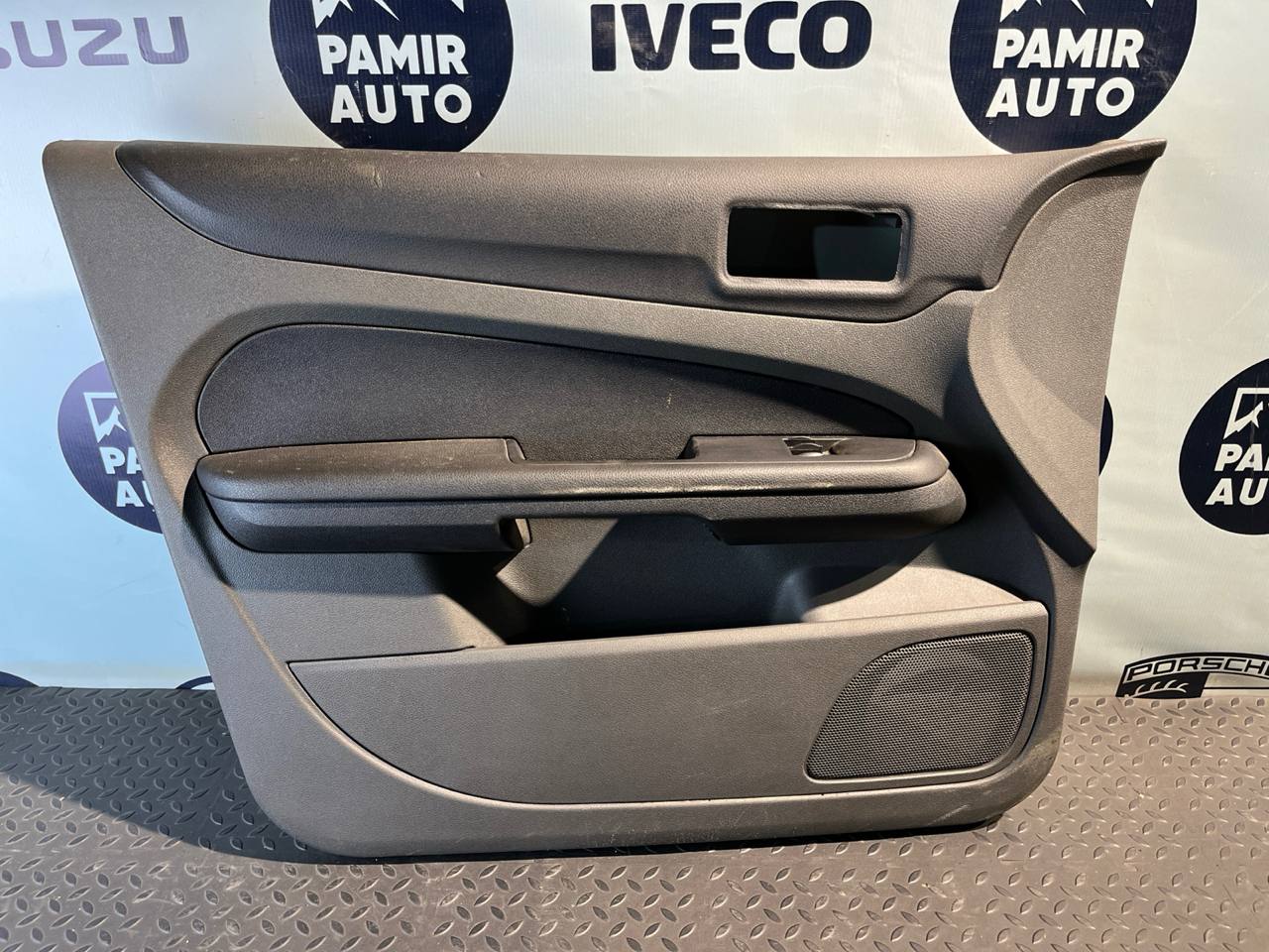 Обшивка двери передняя левая Ford Focus/2 2004-2011