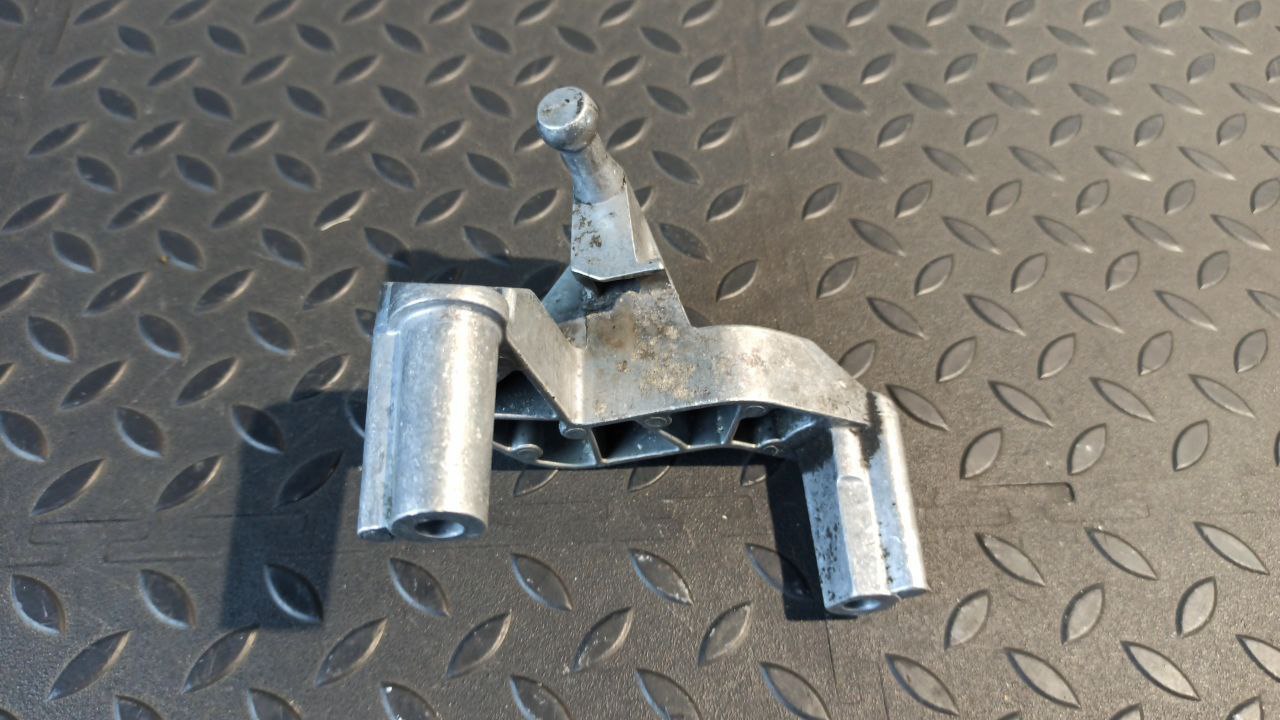 Кронштейн вакуумного насоса Mercedes E/W211 2002-2009