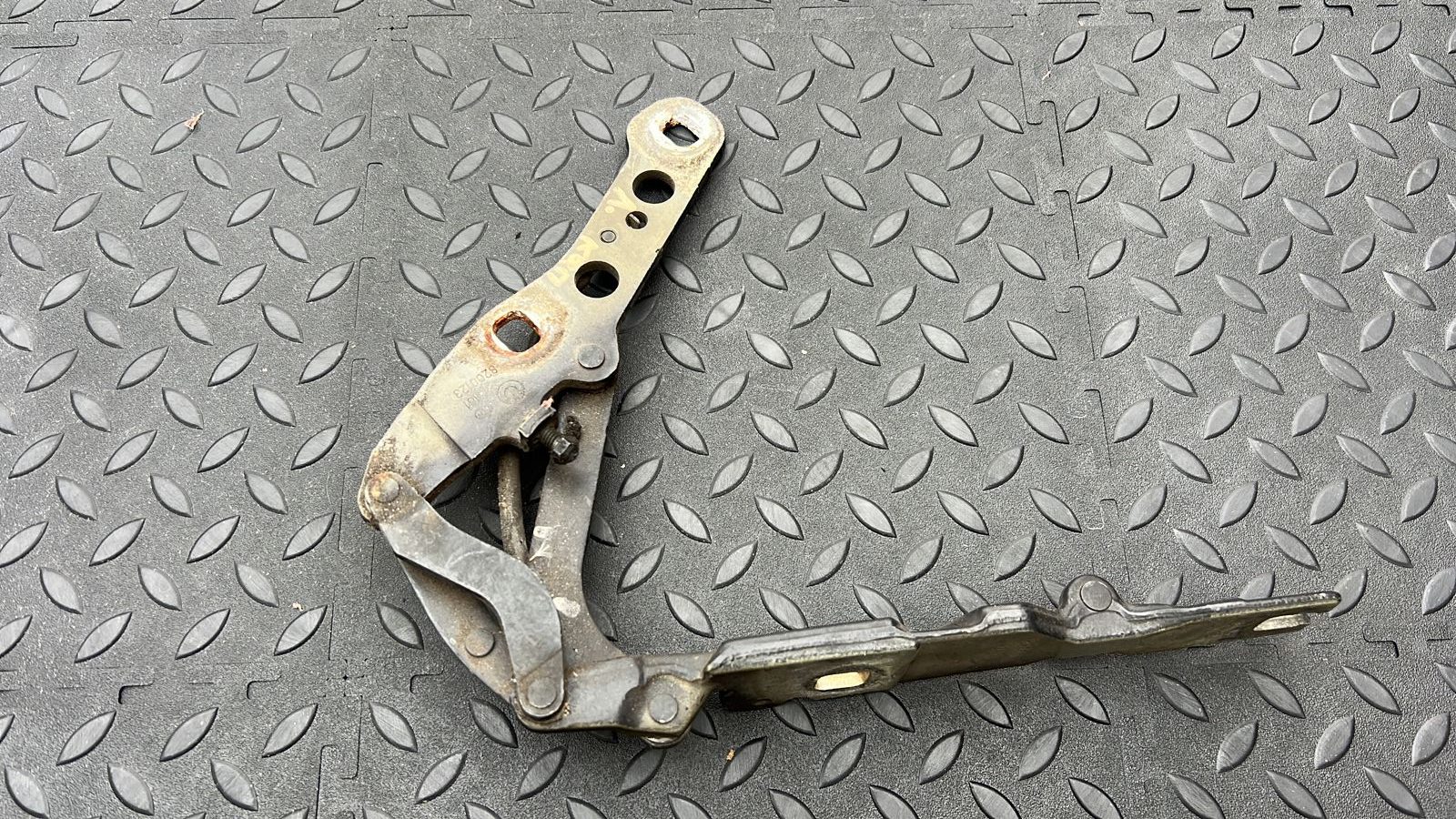 Петля капота левая BMW 3/E46 1998-2007