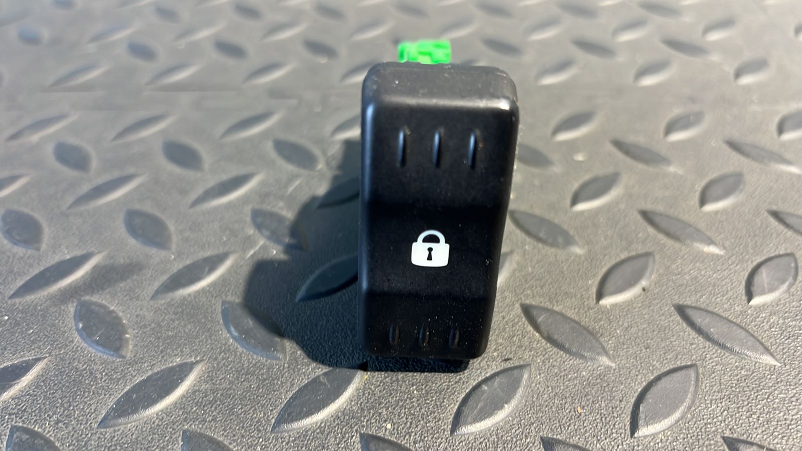 Кнопка центрального замка Renault Logan 2004-2015